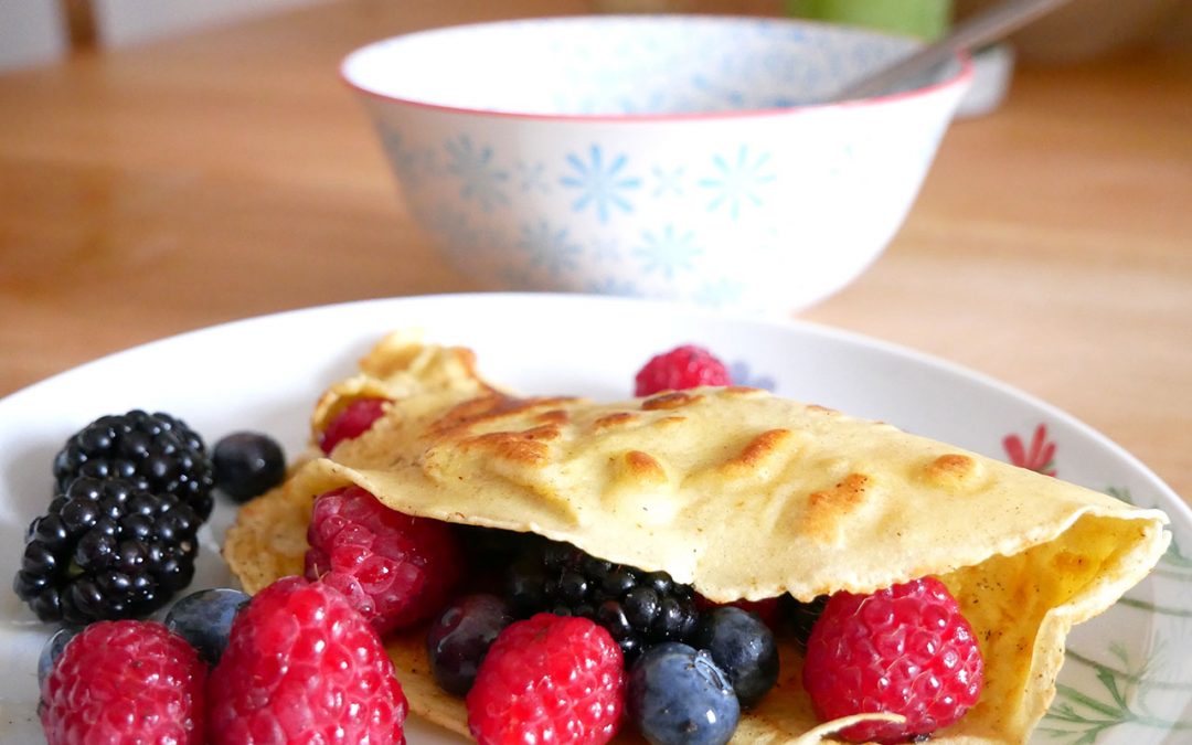 Frühstückspfannkuchen mit Sirupbeeren