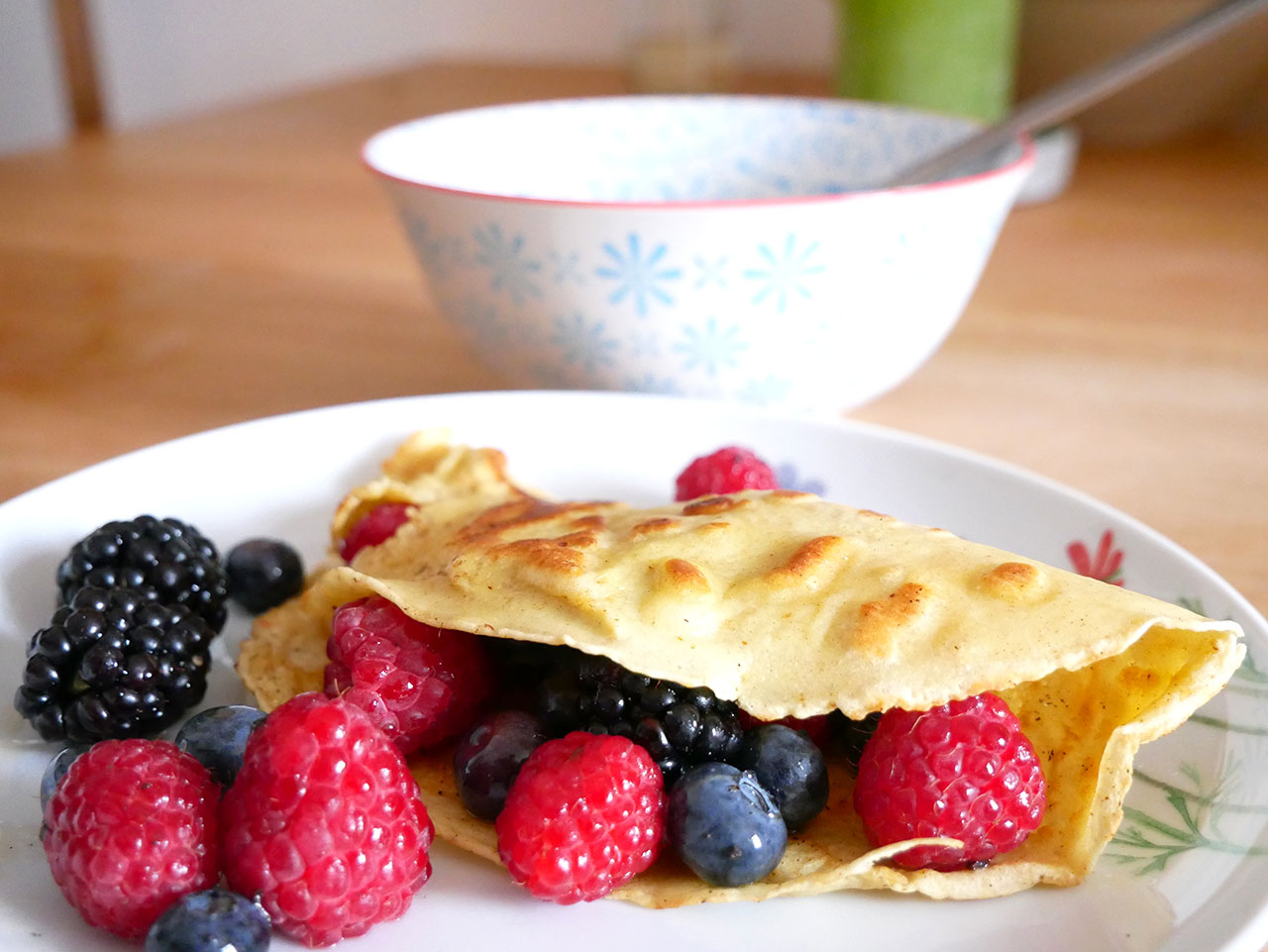 Frühstückspfannkuchen mit Sirupbeeren - low-carb und zuckerfrei