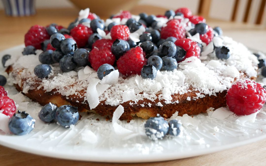 Kokoskuchen mit Beeren-Topping - low-carb und glutenfrei